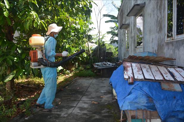 Phun thuốc diệt muỗi môi trường xung quanh